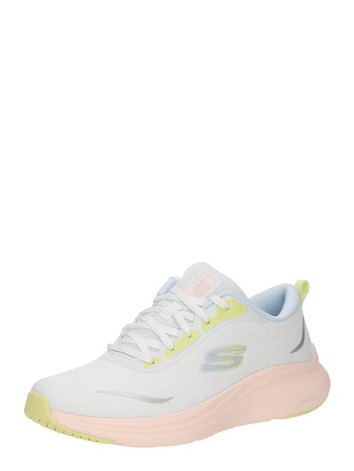 Se SKECHERS Sportssko 'VAPOR FOAM - SMOOTH RIDE'  citron / sølv / hvid ved About You