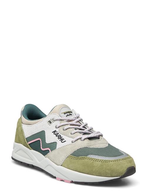 Se Aria 95 Sphagnum / Dark Forest Karhu Patterned ved Booztlet