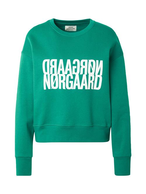 Se MADS NORGAARD COPENHAGEN Sweatshirt 'Tilvina'  grøn / hvid ved About You