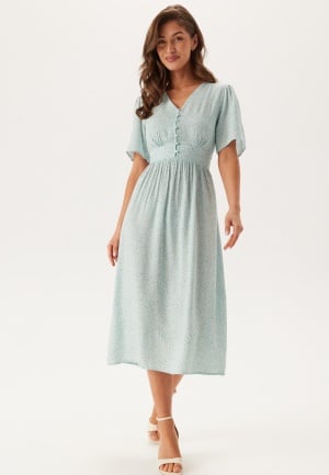 Se Pieces Tala SS Midi Dress Cloud Blue AOP:FLOWER XL ved Bubbleroom