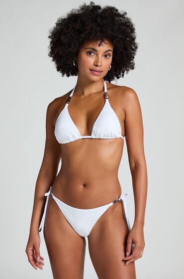 Se Hunkemöller Fræk bikinitrusser med muslingeskaller hvid ved Hunkemøller