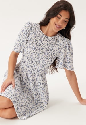 Se Happy Holly Butterfly Sleeve Short Dress Blue/Floral 52/54 ved Bubbleroom