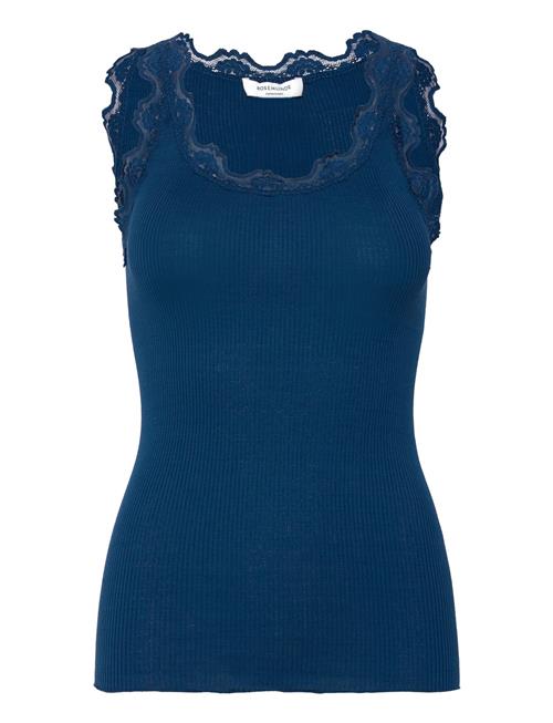 Se Rwbabette Sl U-Neck Long Lace Top Rosemunde Blue ved Booztlet