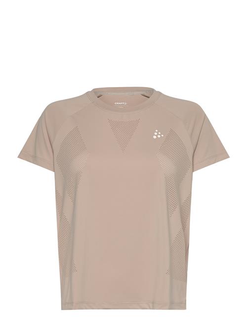 Se Adv T Perforated Tee W Craft Beige ved Booztlet