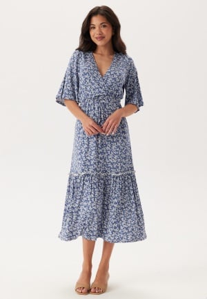 Se Happy Holly Wrap Dress Blue/Floral 52/54 ved Bubbleroom