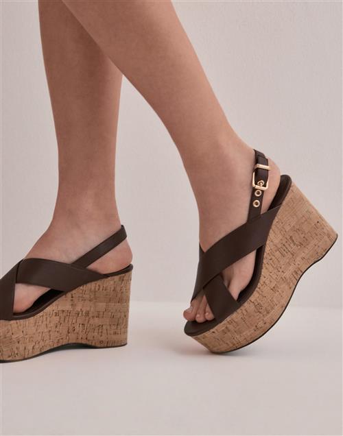 Se Nelly - Brun - Wedge Slingback Heel ved Nelly
