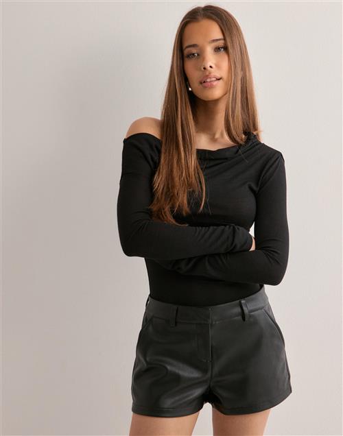 Nelly - Sort - PU Shorts