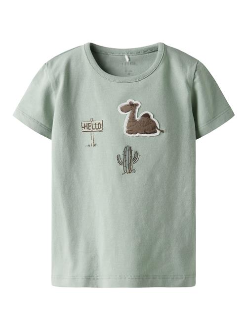 Se NAME IT Shirts 'NBMJUKE'  mørkebrun / røggrå / hvid ved About You
