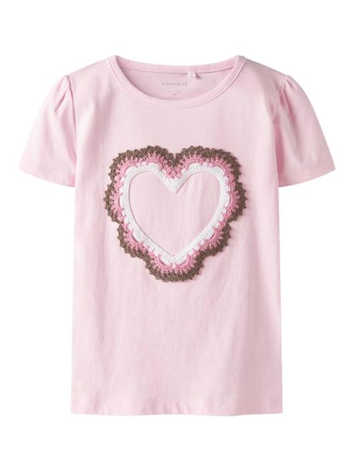 Se NAME IT Bluser & t-shirts 'NMFJAMARIA'  choko / lyserød / lys pink / hvid ved About You