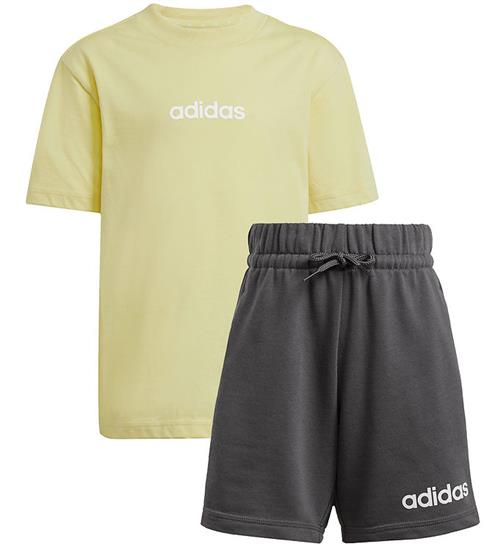 Se adidas Performance Shortssæt - LK Lin T-Set - Powyel/White ved KidsWorld