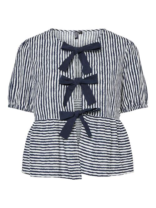 Se PIECES Bluse 'PCTalvina'  navy / hvid ved About You