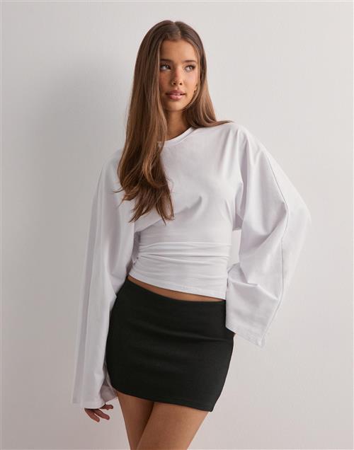 Se Nelly - Sort - Low Waist Mini Skirt ved Nelly