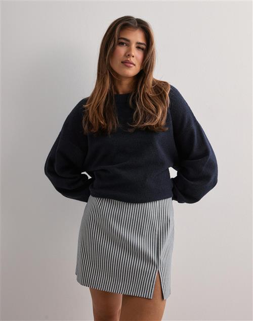 Se OBJECT - Hvid - Objlisa Mw Mini Skirt Aop Noos ved Nelly