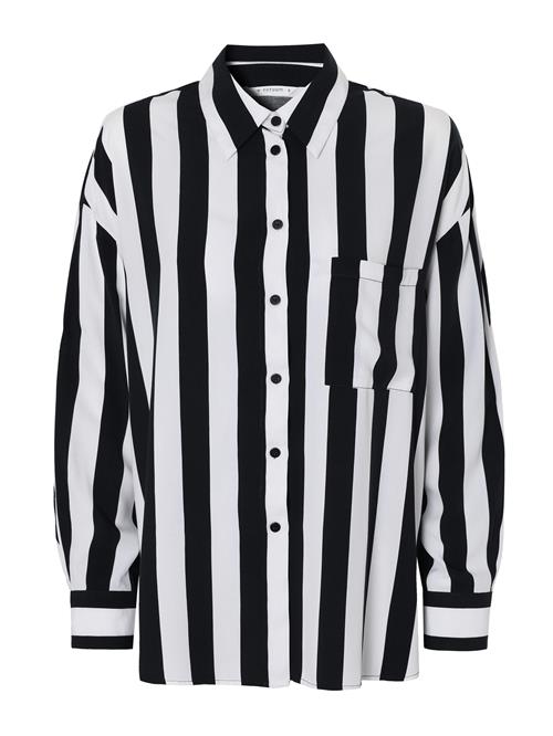 Se TATUUM Shirts  sort / hvid ved About You