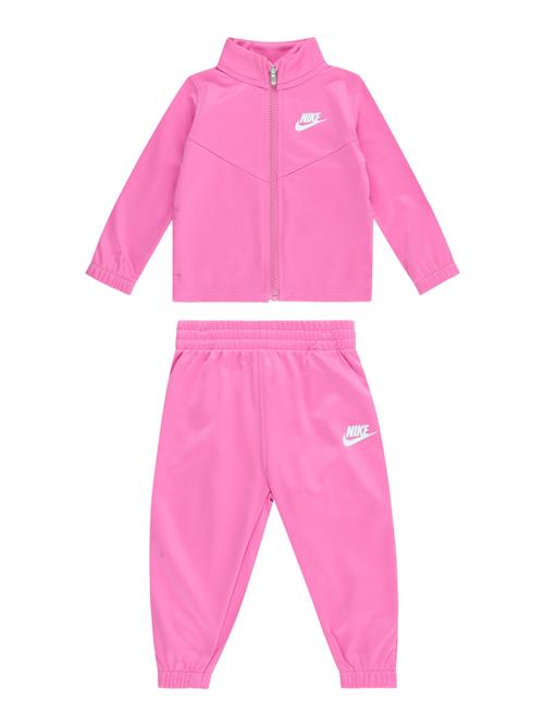 Se Nike Sportswear Joggingdragt  lys pink / hvid ved About You