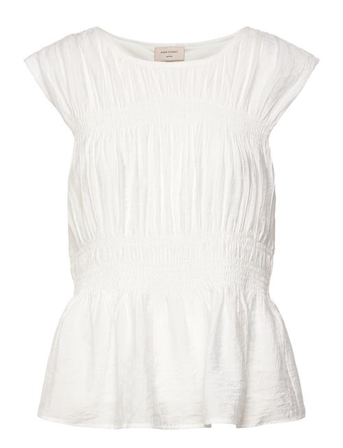 Blouse From Freequent In A Light Material. The Blouse Has A Rounded Neckline, Sh FREE/QUENT White