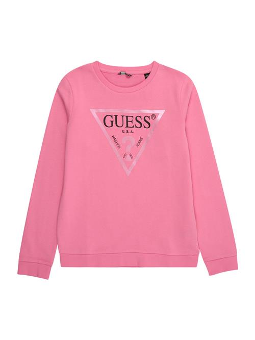 Se GUESS Sweatshirt  pitaya / rosé / sort ved About You