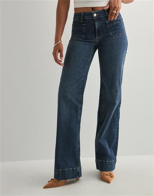 Nelly - Blå - Mid Waist Pocket Jeans