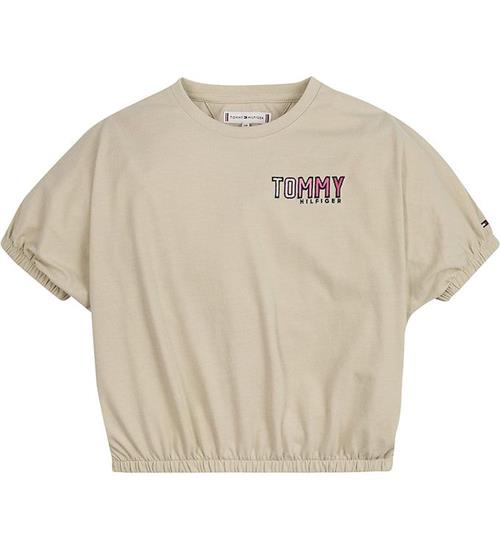 Se Tommy Hilfiger T-shirt - Cropped - Tommy Embro - Savannah Sand ved KidsWorld