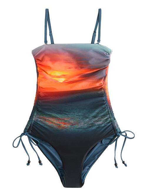 Se Next Formgivende badedragt  marin / navy / orange ved About You