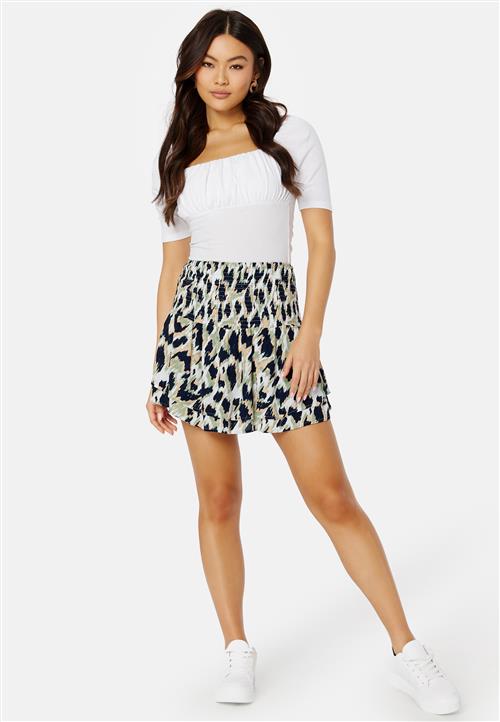 Se VERO MODA Menny Mini Smock Skirt ved Bubbleroom