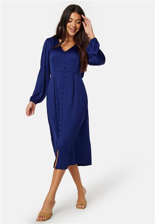 Se Happy Holly Gwen Satin Dress ved Bubbleroom