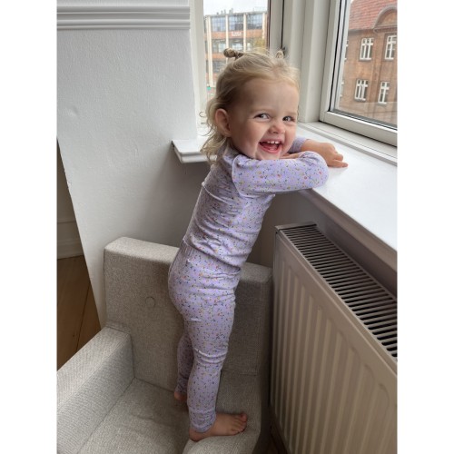 Se BIRKHOLM Body Lilla Blomstereng hos SmartKidz