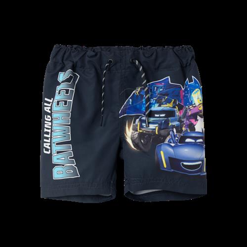 Se NAME IT Batwheels Badeshorts Micco Dark Sapphire ved SmartKidz