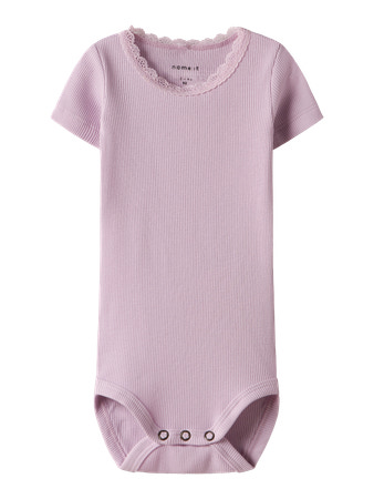Se NAME IT Modal Body Kortærmet Kab Winsome Orchid hos SmartKidz