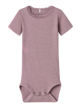 Se NAME IT Rib Blonde Body Kab Elderberry Melange hos SmartKidz