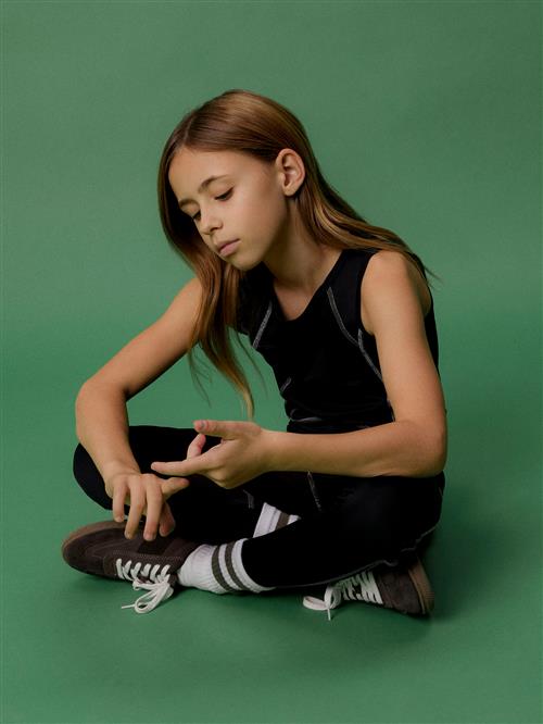 Se NAME IT Sports Top Lenette Black hos SmartKidz
