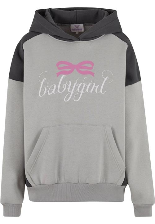 Se Felicious Sweatshirt 'Babygirl'  grå / lys pink / sort / hvid ved About You