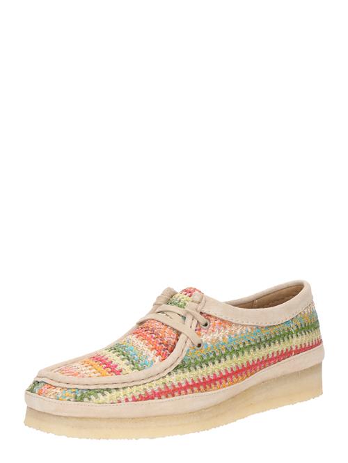 Se Clarks Originals Mokassin 'Wallacraft Bee'  creme / mørkegul / grøn / hindbær ved About You