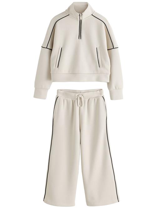 Se Next Joggingdragt  beige / sort ved About You