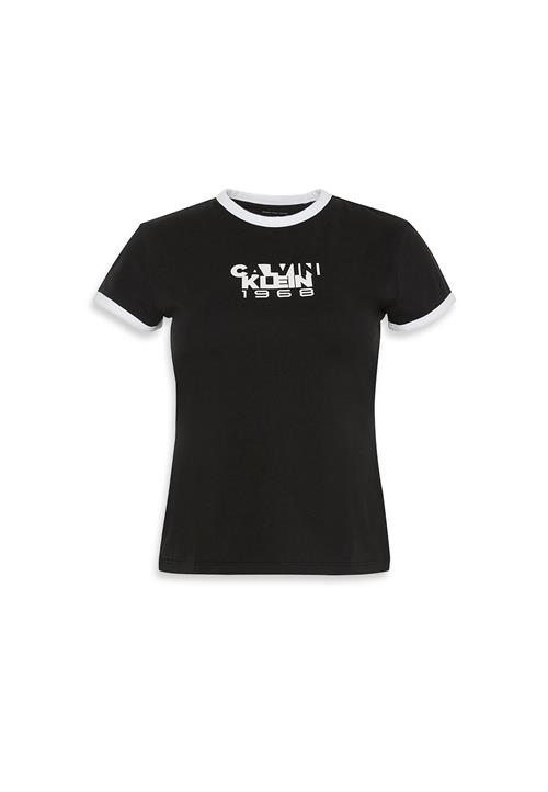 Se Calvin Klein Jeans Shirts '1968'  sort / hvid ved About You