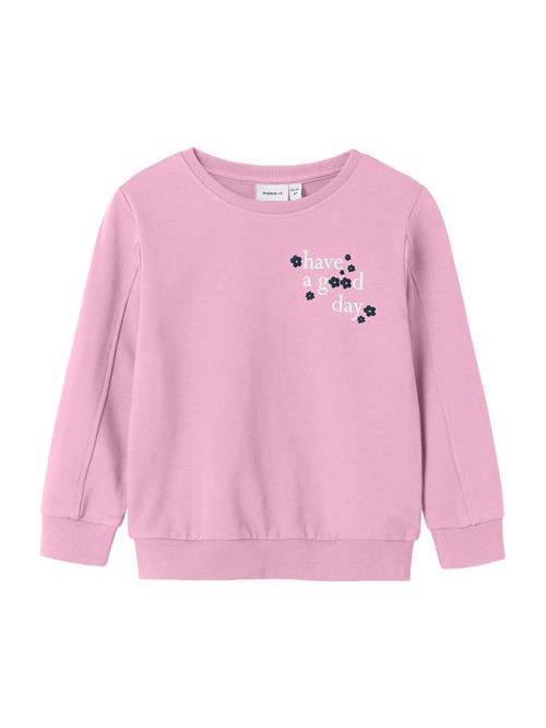 Se NAME IT Sweatshirt 'NMFLINKA'  lyserød / sort / hvid ved About You