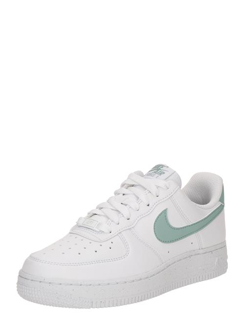 Se Nike Sportswear Sneaker low 'Nike Air Force 1 '07 SE'  smaragd / hvid ved About You