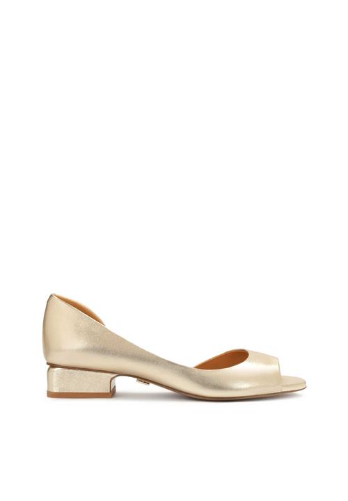 Se Kazar Pumps  guld ved About You