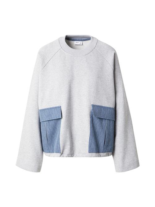 Se NÜMPH Sweatshirt 'NUZHELLY'  blue denim / lysegrå / hvid ved About You
