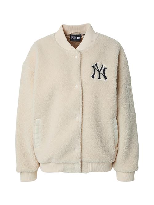 NEW ERA Overgangsjakke 'SHERPA BOMBER'  lysebeige