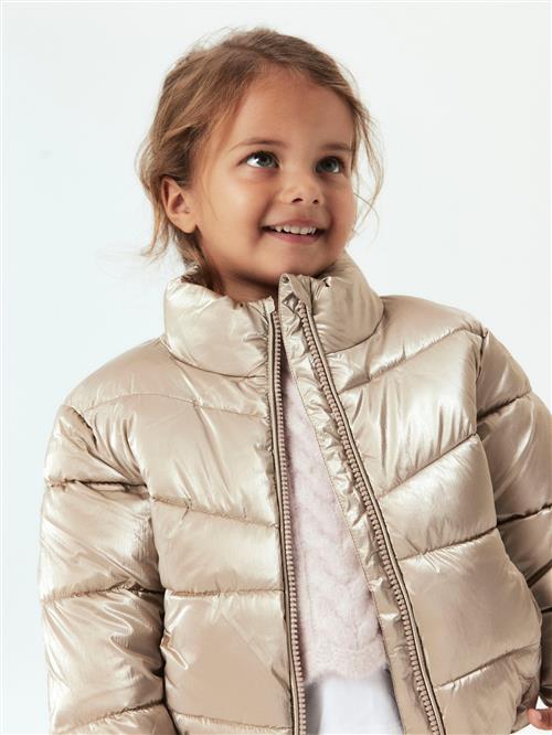 Se NAME IT Shiny Puffer Jakke Manon Frosted Almond hos SmartKidz