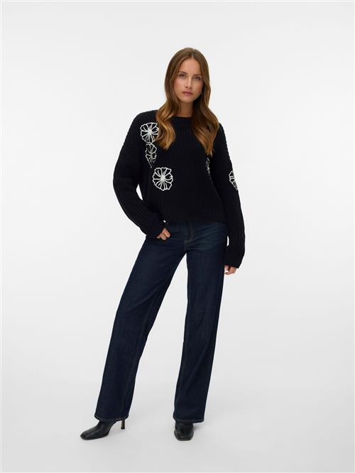 Se VERO MODA Pullover 'VMLaura'  sort / hvid ved About You