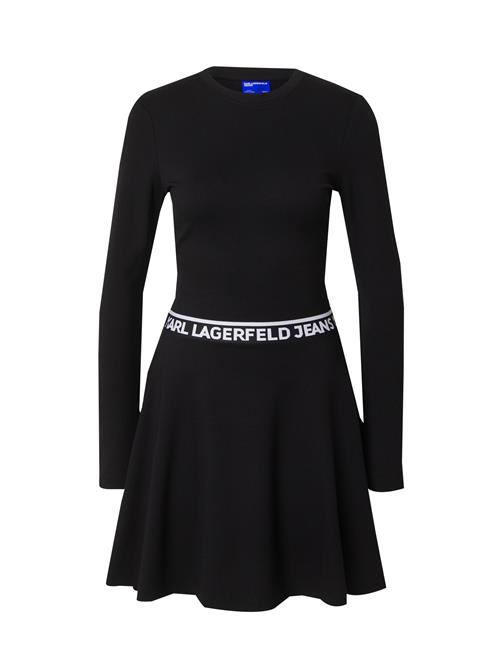 Se KARL LAGERFELD JEANS Kjole  sort / hvid ved About You