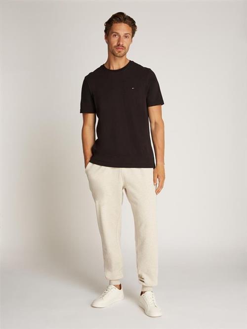 Se ESSENTIAL REG FIT SOLID TEE hos Din tøjmand