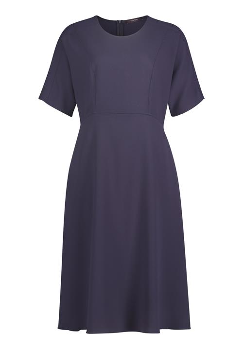 Se Vera Mont Kjole  natblå ved About You