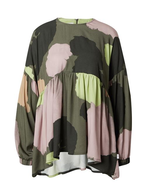 Se MAKIA Bluse 'Sana'  mudderfarvet / gran / lysegrøn / lilla ved About You