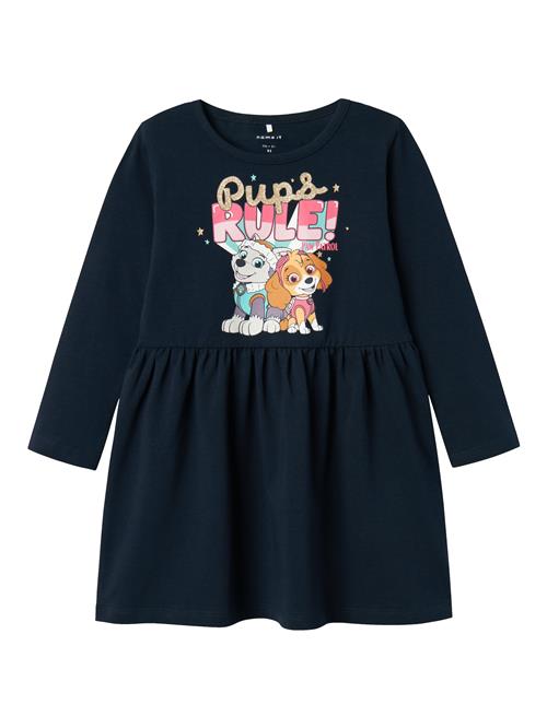 Se NAME IT Kjole 'NMFDyma Pawpatrol'  safir / brun / lysegrå / pink hos About You