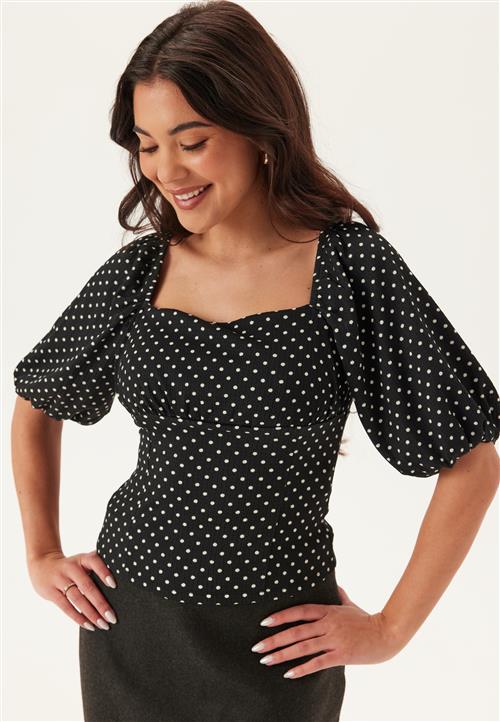 Se BUBBLEROOM Volume Sleeve Top hos Bubbleroom
