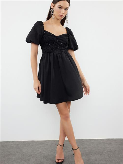 Se Trendyol Kjole  sort hos About You