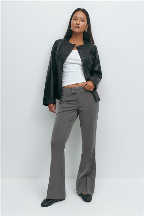 Gina Tricot - Low waist bootcut trousers - utsvingede habitbukser - Grå - 42 - Dame